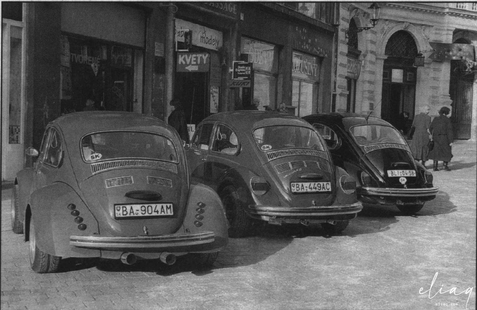 altes Foto von Autos aus Bratislava, darunter Schmuckstücke aus dem Volkswagen Club